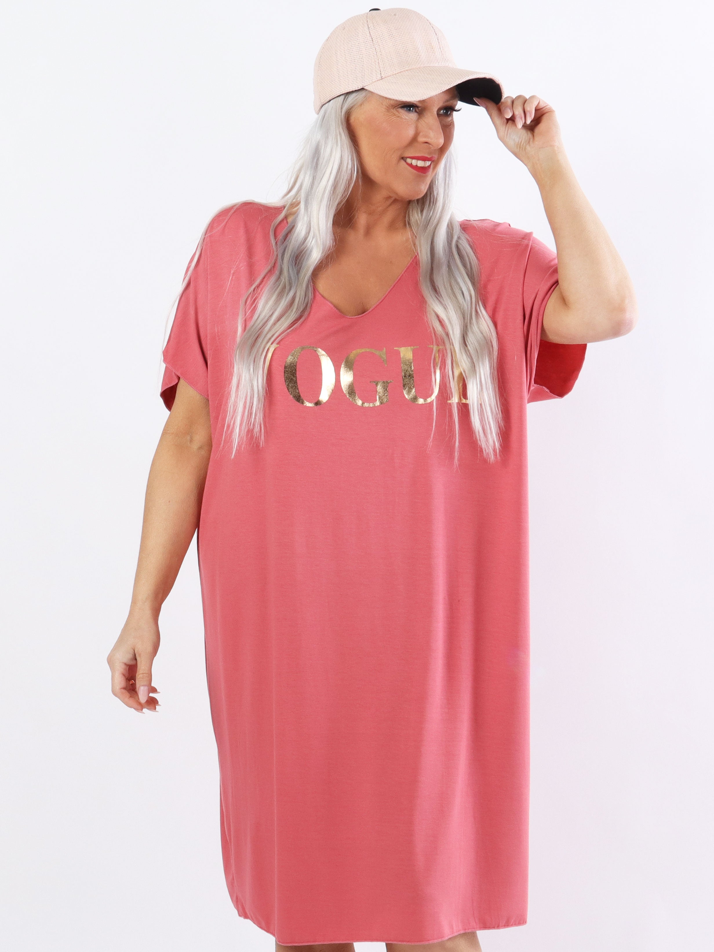 Vogue - Plus size t-shirt klänning i viskos med guldskrift